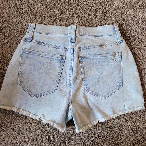 Woman Juniors SO Mom Distressed JEAN SHORTS Size 1  25W Ripped $38 Acid Wash - Picture 2 of 2